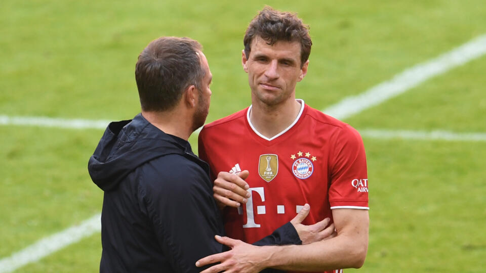 WA 63 Mníchov - Tréner Bayernu Hansi Flick a jeho zverenec Thomas Müller po zápase 28. kola nemeckej Bundesligy Bayern Mníchov - Union Berlín v Mníchove v sobotu 10. apríla 2021. FOTO TASR/DPA
10.04.2021, Bayern, München: Fußball: Bundesliga, FC Bayern München - 1. FC Union Berlin, 28. Spieltag in der Allianz Arena. Münchens Trainer Hansi Flick (l) bedankt sich nach dem Spiel bei Thomas Müller. WICHTIGER HINWEIS: Gemäß den Vorgaben der DFL Deutsche Fußball Liga bzw. des DFB Deutscher Fußball-