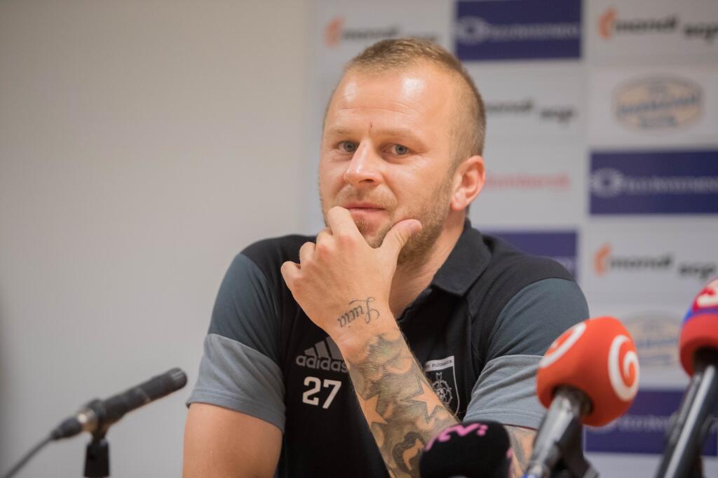 Bývalý slovenský reprezentant Marek Sapara si myslí, že by v prípade prestupu mal zamieriť do PSG.