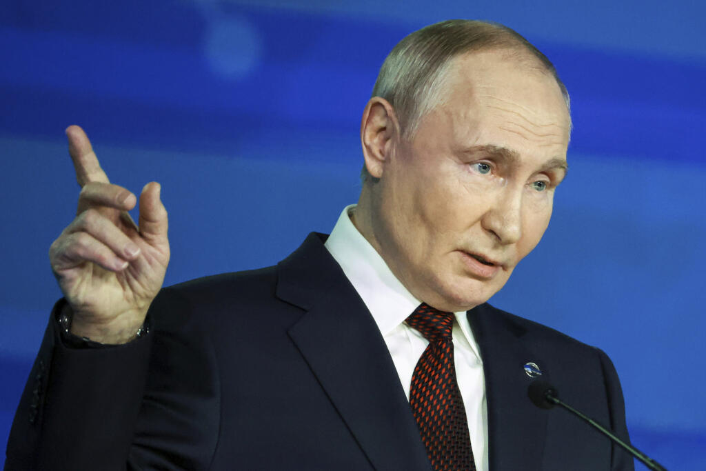 JB 47 Soči - Ruský prezident Vladimir Putin ukazuje počas jeho prejavu na stretnutí s expertmi zahraničnej politiky na Valdajskom fóre v čiernomorskom letovisku Soči 7. novembra 2024. Putin vo štvrtok odsúdil snahy Spojených štátov o strategickú prehru Ruska vo vojne na Ukrajine. Zároveň vyhlásil, že v súčasnosti prebieha boj o vytvorenie nového svetového poriadku, keďže sa ten z čias studenej vojny rozpadol. TASR o tom informuje na základe správy agentúry Reuters. FOTO TASR/AP

Russian Presiden