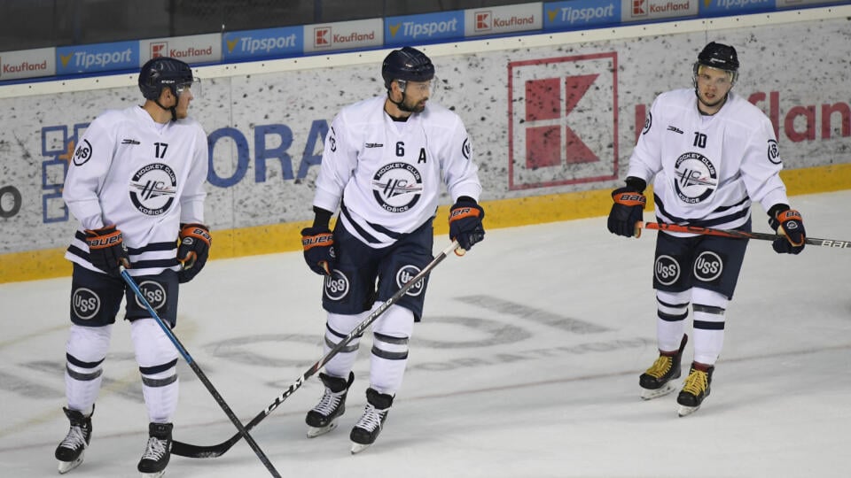 Hráči Košíc zľava Pavel Jenyš, Tomáš Slovák a Martin Réway naposledy hrali zápas počas hokejového pohárového turnaja Kaufland SuperCup Tipsport ligy s HK Poprad.