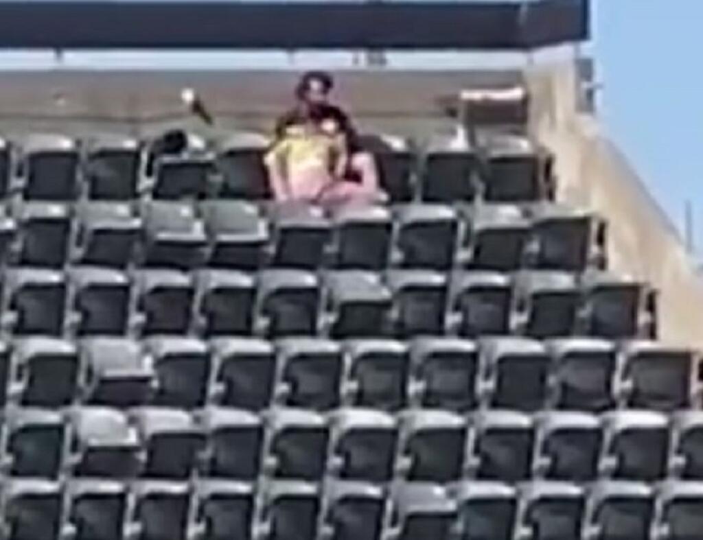 Párik si na bejzbalovom zápase Oaklandu so Seattlom zrejme myslel, že ich nikto nevidí, no opak bol pravdou. Na štadióne si podľa zámorských médií zrejme užívali orálny sex. Celý prípad teraz preveruje polícia.