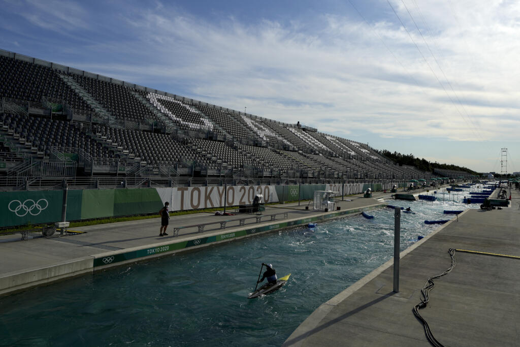 KK25 Tokio - Na snímke vodní slalomári trénujú v olympijskom vodnoslalomárskom areáli Kasai Canoe Slalom Centre počas príprav na letné olympijské hry 20. júla 2021 v Tokiu. Letné olympijské hry v Tokiu sa uskutočnia od 23. júla do 8. augusta 2021. FOTO TASR/AP
An athlete trains for the canoe slalom at Kasai Canoe Slalom venue ahead of the 2020 Summer Olympics, Tuesday, July 20, 2021, in Tokyo. (AP Photo/Natacha Pisarenko)