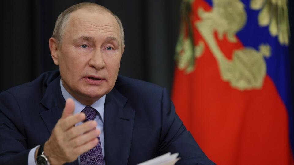 WA 17 Soči - Ruský prezident Vladimir Putin gestikuluje počas videokonferencie s ruskými predstaviteľmi, s ktorými diskutoval o poľnohospodárskych otázkach v čiernomorskej rezidencii v Soči v utorok 27. septembra 2022. Rusko očakáva v roku 2022 rekordnú úrodu obilnín. V utorok to povedal Putin. FOTO TASR/AP
Russian President Vladimir Putin gestures as he attends a meeting on agricultural issues via videoconference in the Bocharov Ruchei residence in the Black Sea resort of Sochi, Russia, Tues
