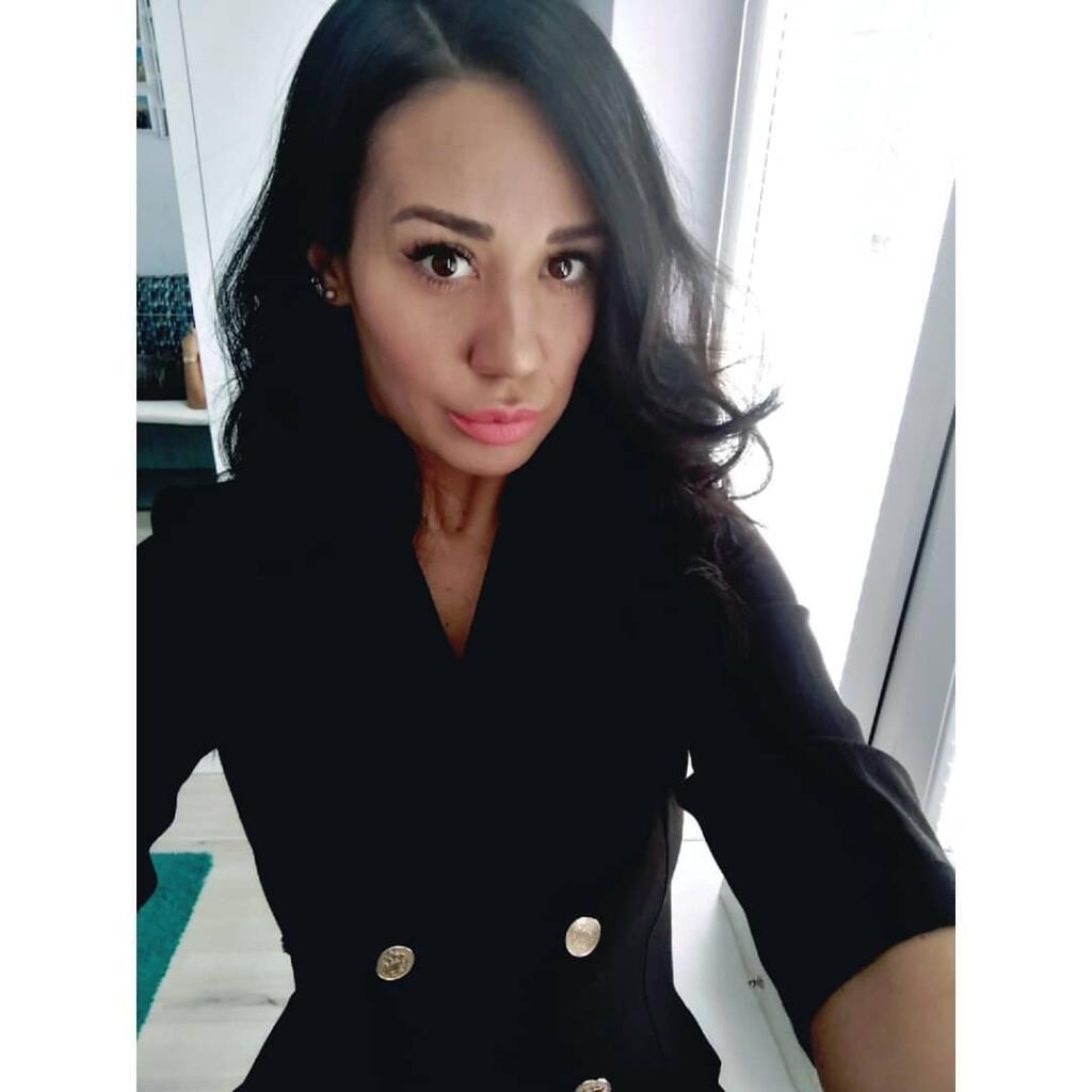 Sexi Ana Staševičová je hlásateľkou aj hovorkyňou futbalového klubu, ale fanúšikovia ju majú radšej bez saka.