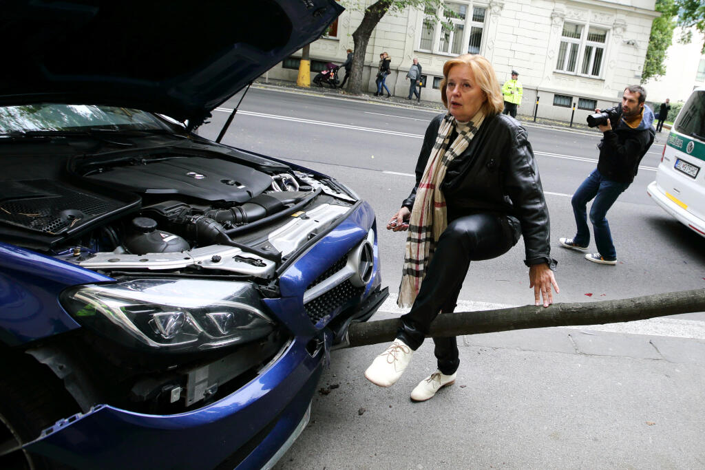 20161014 Magda Vasaryova havaria na Stefanikovej ulici, Bratislava, politika. Vodic na fiate nabural do stojaceho auta, Vasaryova nebola v aute.