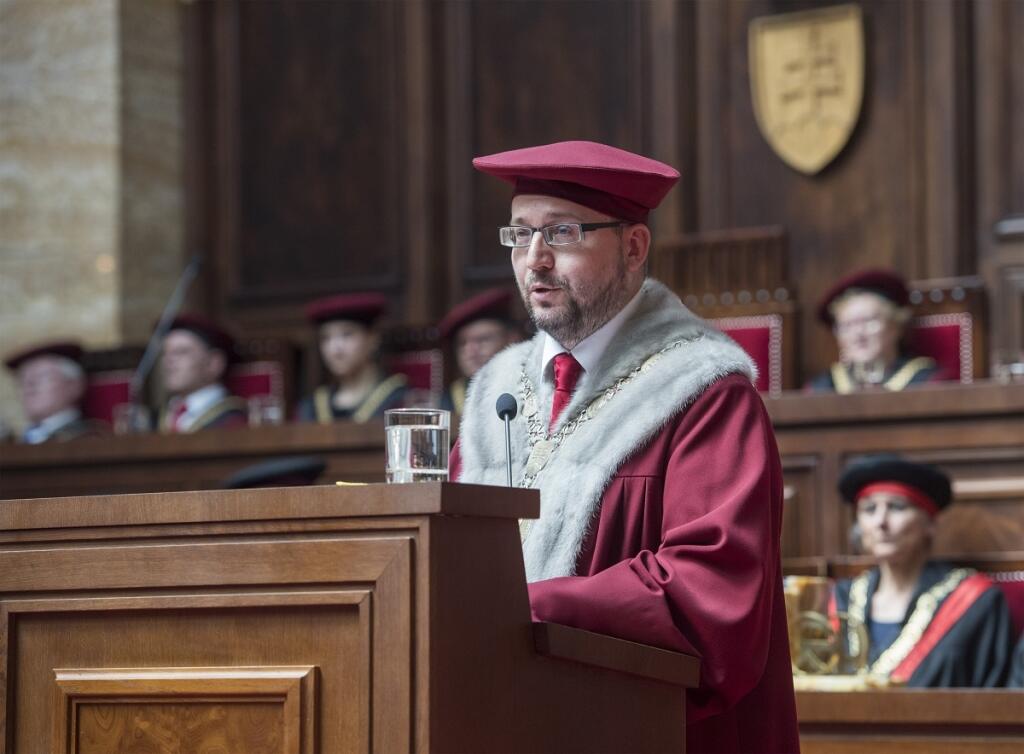 SR 100UK Univerzita Komenského akademické zhromaždenie BAX