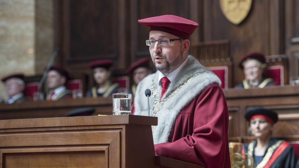 SR 100UK Univerzita Komenského akademické zhromaždenie BAX