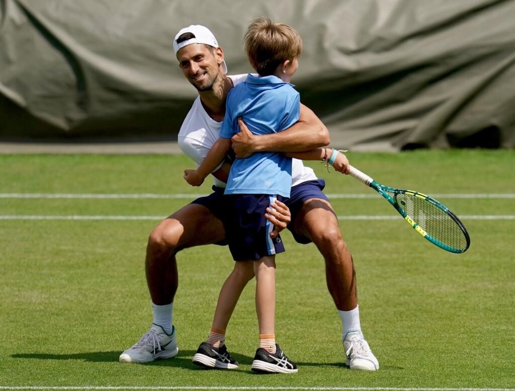 Djokovičovým sparingpartnerom na Wimbledone je aj jeho syn Stefan, s ktorým trénuje na tráve.