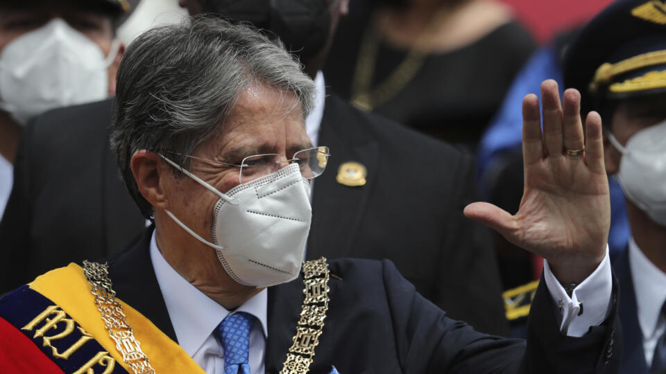 WA 43 Quito - Nový ekvádorský prezident Guillermo Lasso s prezidentskou šerpou máva ľuďom po zložení prísahy v ekvádorskej metropole Quito v pondelok 24. mája 2021. FOTO TASR/AP
Ecuador's new President Guillermo Lasso wears the presidential sash after his inauguration ceremony outside the National Assembly in Quito, Ecuador, Monday, May 24, 2021. (AP Photo/Dolores Ochoa)