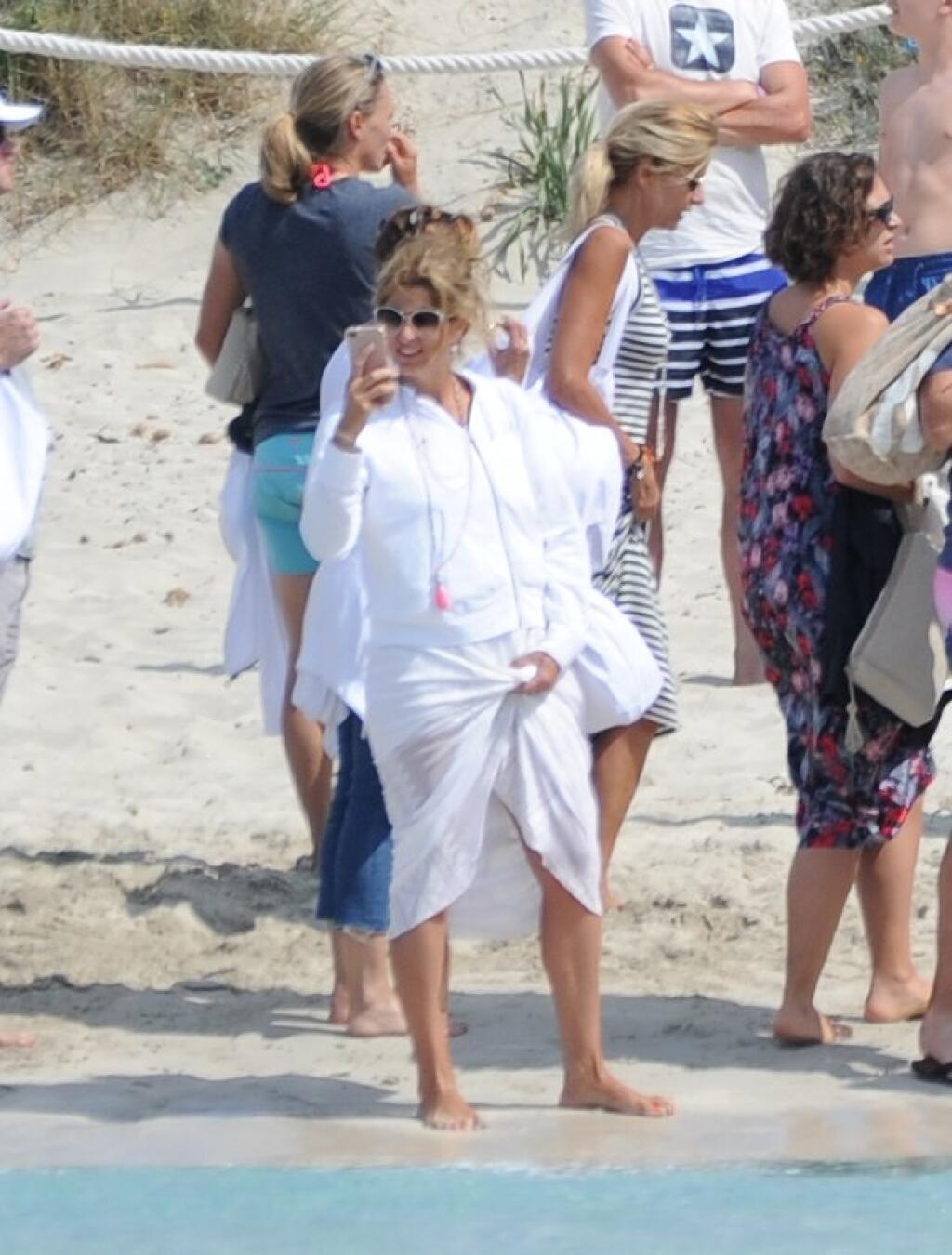 Mirka Federerová skrývala telo pod bielymi šatami.
