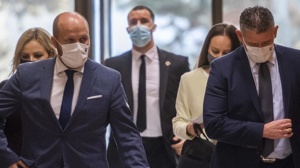 Na snímke vľavo minister obrany SR Jaroslav Naď (OĽaNO) a druhý sprava minister vnútra SR Roman Mikulec (OĽaNO). 59. rokovanie vlády SR