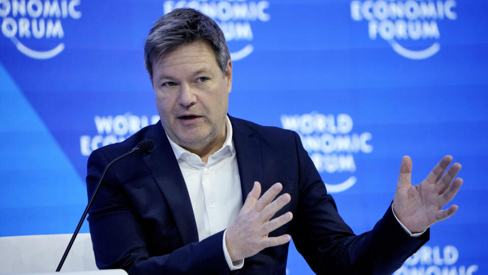 JB 6 Davos - Nemecký vicekancelár a spolkový minister hospodárstva Robert Habeck počas panelovej diskusie na Svetovom ekonomickom fóre (WEF) v davoskom kongresovom centre vo švajčiarskom Davose 17. januára 2023. FOTO TASR/AP
Robert Habeck, Vice-Chancellor and Federal Minister for Economic Affairs and Climate Action of Germany attends a panel at the World Economic Forum in Davos, Switzerland Tuesday, Jan. 17, 2023. The annual meeting of the World Economic Forum is taking place in Davos from Jan.
