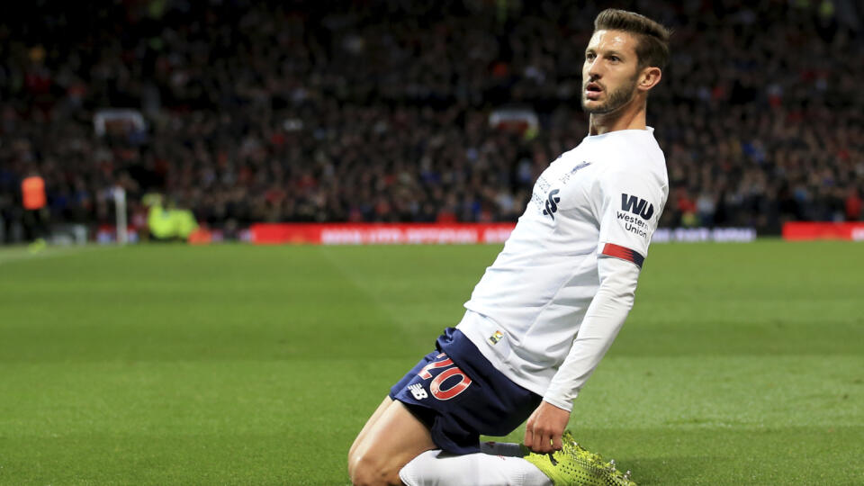 Adam Lallana z Liverpoolu sa teší z gólu počas zápasu 9. kola anglickej Premier League proti Manchestru United 20. októbra 2019 v Manchestri.