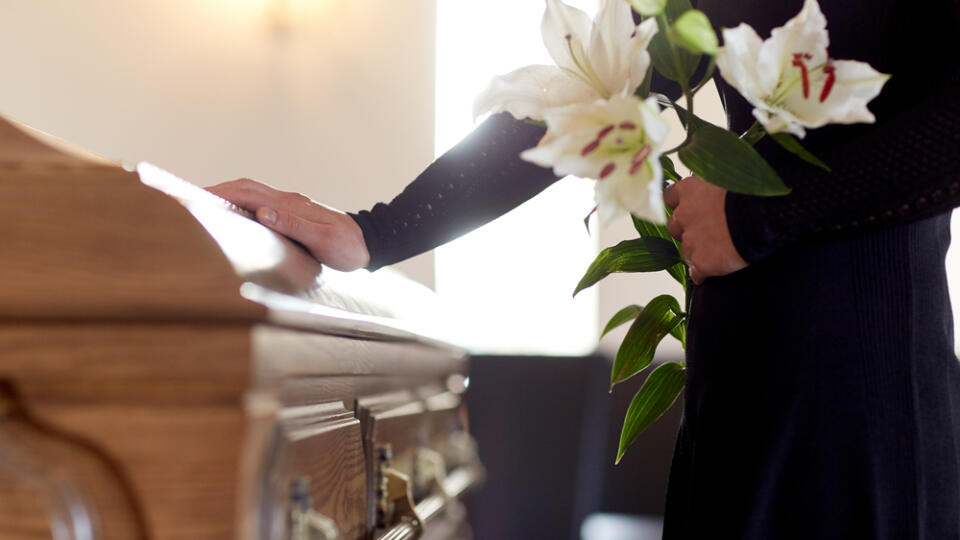 People,And,Mourning,Concept,-,Woman,With,White,Lily,Flowers