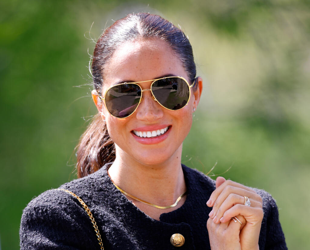 Klasickej oválnej tvári Meghan pristanú všetky typy rámov, no aviatorky výnimočne.