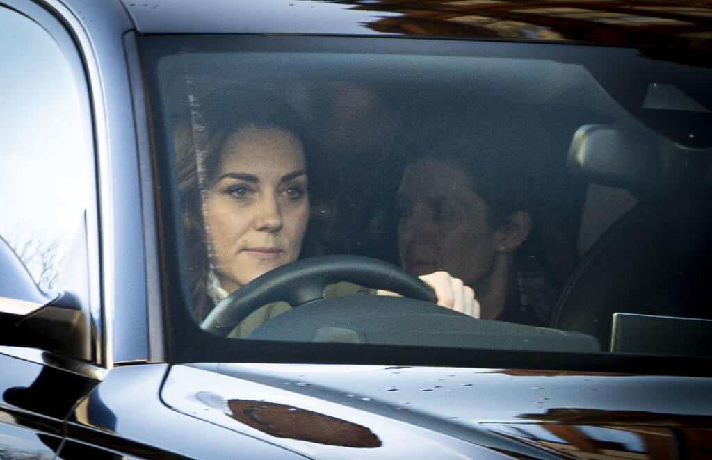 Vojvodkyňa Kate v deň svojich 38. narodenín nevyzerala vôbec šťastne. Rozhodnutie princa Harryho a Meghan o ich odchode z kráľovskej rodiny, ktoré oznámili len deň pred jej sviatkom, jej pokazilo nielen náladu, ale aj oslavu.