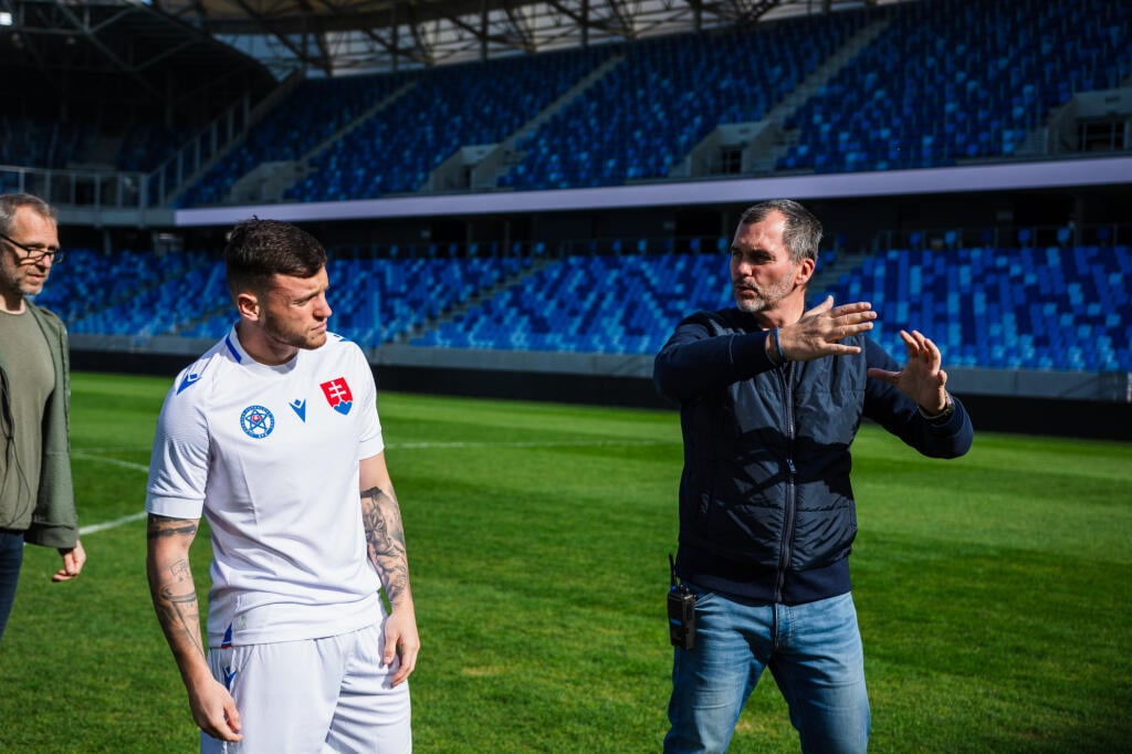 Režisér Braňo Mišík počas nakrúcania kampane k ME vo futbale hráčov do 21 rokov.