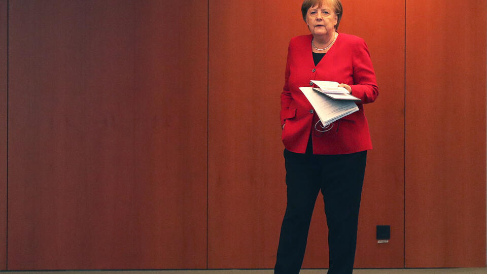 EBE 24 Berlín - Nemecká kancelárka Angela Merkelová prichádza na tlačovú konferenciu v Berlíne 6. mája 2020. Nemecko prekonalo prvú fázu pandémie, stále sa však nachádza len na jej začiatku. Povedala to v stredu nemecká kancelárka Angela Merkelová po telekonferencii s premiérmi 16 spolkových krajín. FOTO TASR/AP
German Chancellor Angela Merkel waits for the beginning of a press conference in Berlin, Germany, Wednesday, May 6, 2020 after an online meeting of Merkel and the German state governors