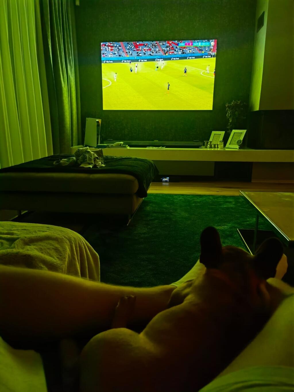 Pozerajú spolu dokonca aj futbal.