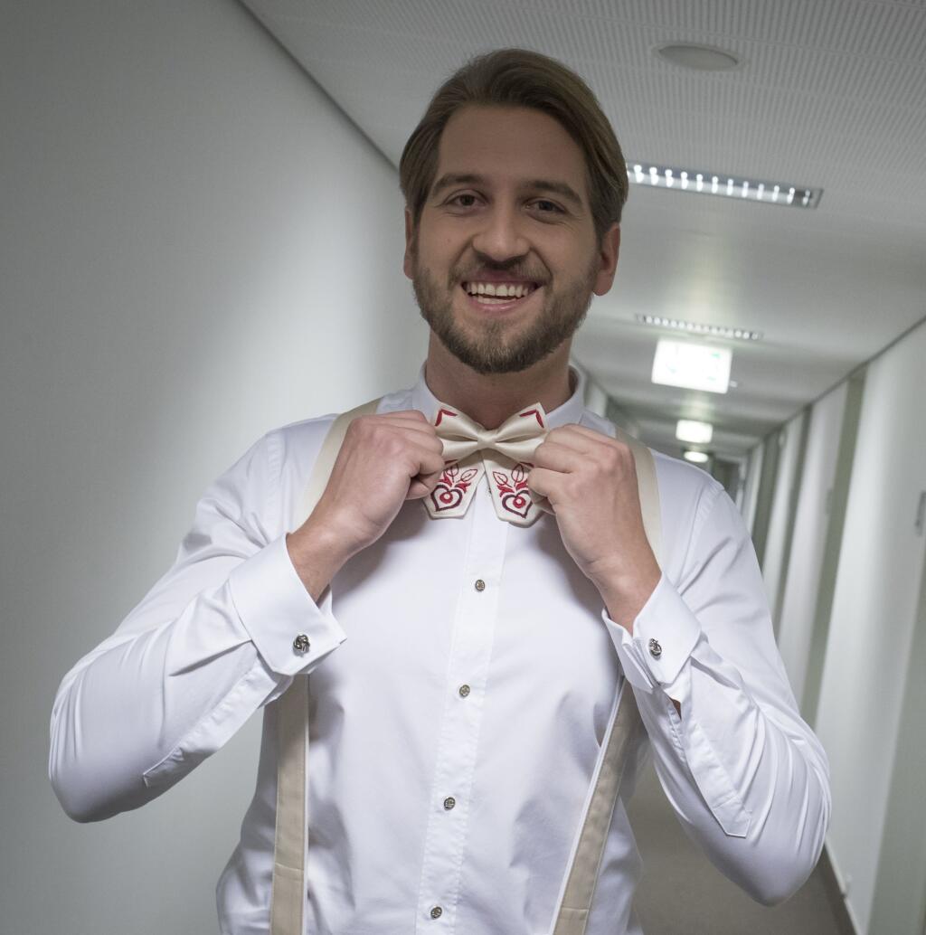 Zakulisie ankety Osobnost televiznej obrazovky. Na snimke je spevak Samuel Tomecek upravujuci si originalny motylik vo folklornom style.