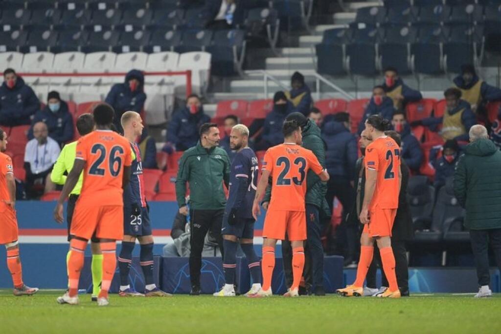 Proti rozhodcovi sa postavili aj hráči PSG