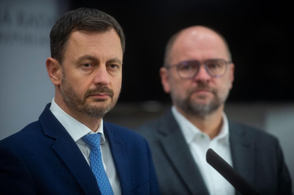 Na snímke zľava predseda vlády SR Eduard Heger (OĽaNO) a predseda SaS Richard Sulík počas tlačovej konferencie k rokovaniu o rozpočte 20. decembra 2022 v Bratislave.