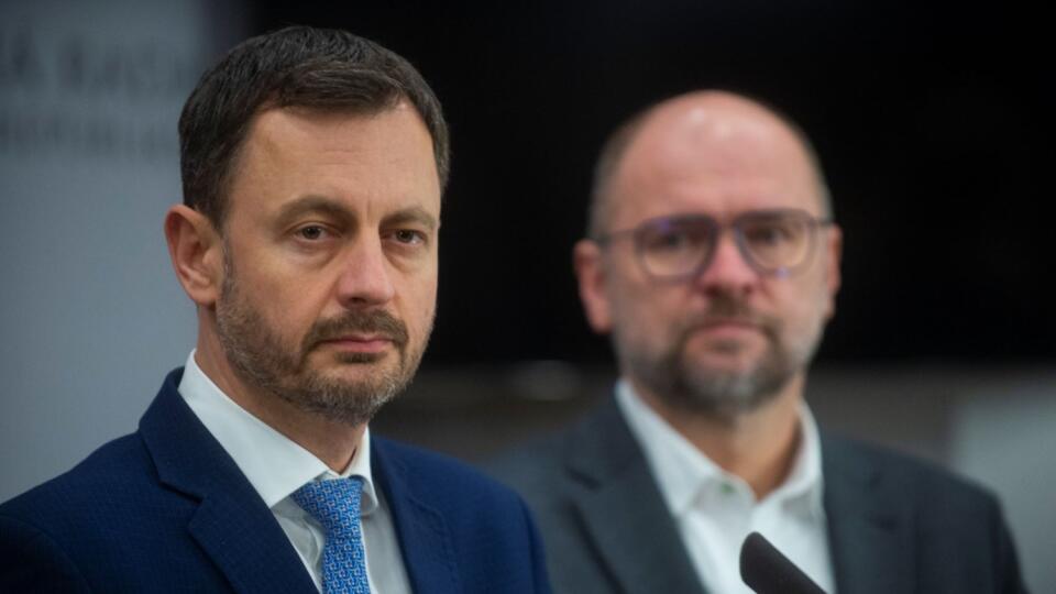 Na snímke zľava predseda vlády SR Eduard Heger (OĽaNO) a predseda SaS Richard Sulík počas tlačovej konferencie k rokovaniu o rozpočte 20. decembra 2022 v Bratislave.