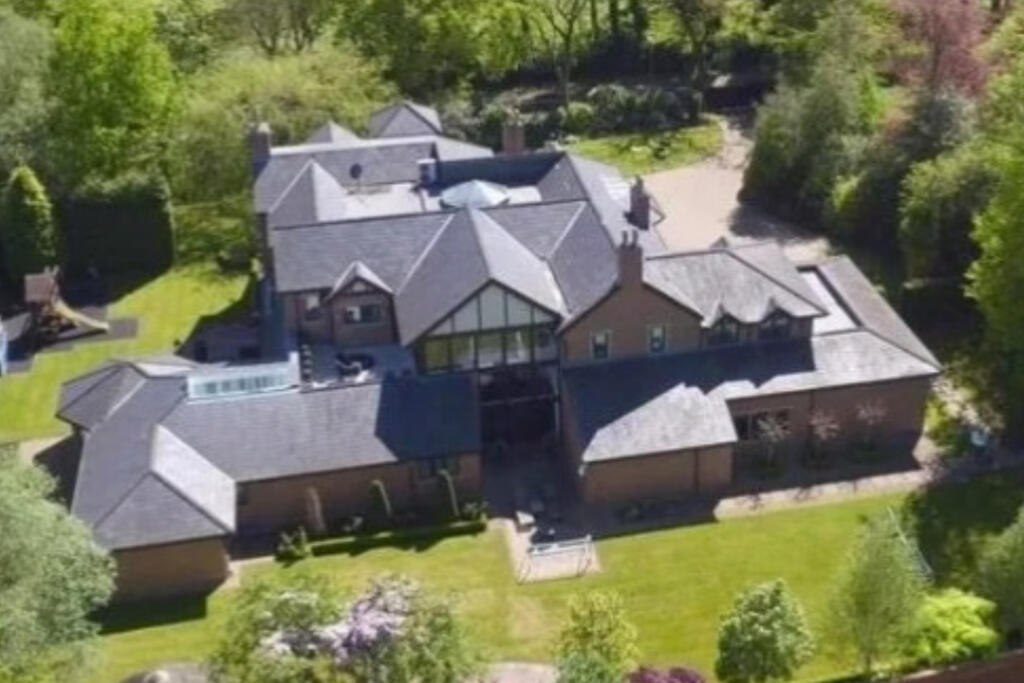 Toto obrovské sídlo v Cheshire v hodnote 3,5 milióna libier patrilo Ryanovi Giggsovi.