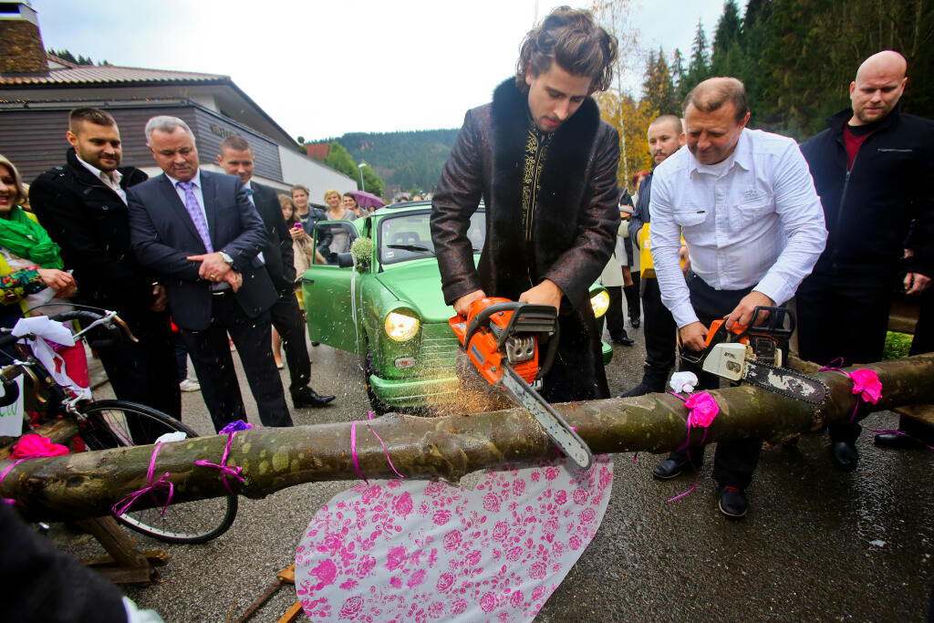 Na snimke Peter Sagan v ramci tradicie pili pomyselnu branu pred domom svojej nevesty Katariny Smolkovej v Dolnom Kubine.