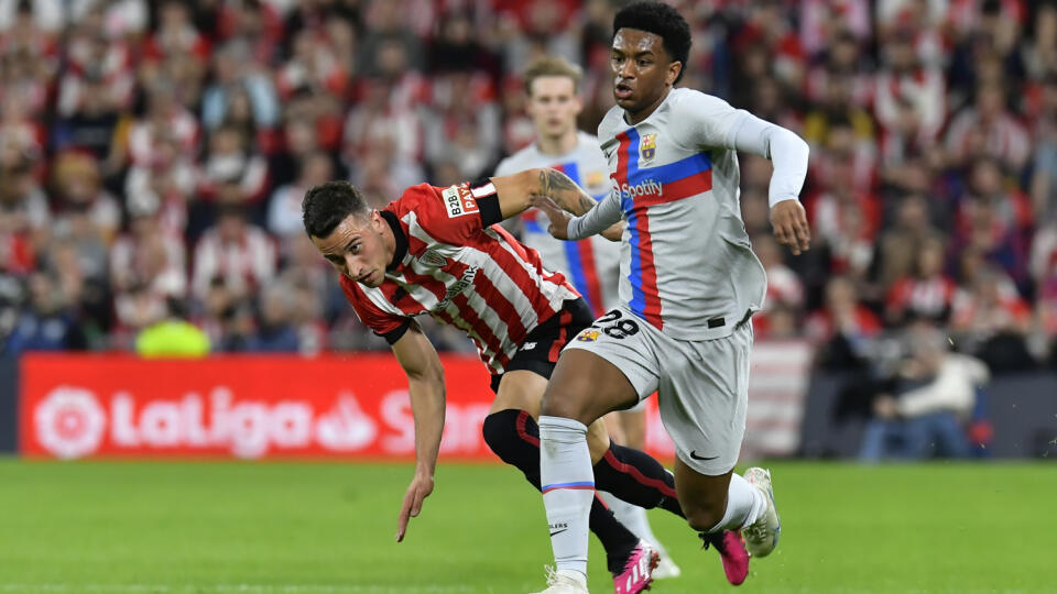 WA 80 Bilbao - Futbalista FC Barcelona Alejandro Balde (vpravo) a hráč Athletic Bilbao Álex Berenguer bojujú o loptu počas zápasu 25. kola španielskej La Ligy Athletic Bilbao - FC Barcelona v Bilbau v nedeľu 12. marca 2023. FOTO TASR/AP
Barcelona's Alejandro Balde, right, is challenged by Athletic Bilbao's Alex Berenguer during the Spanish La Liga soccer match between Athletic Club and Barcelona at the San Mames stadium in Bilbao, Spain, Sunday, March 12, 2023. (AP Photo/Alvaro Barrientos)
