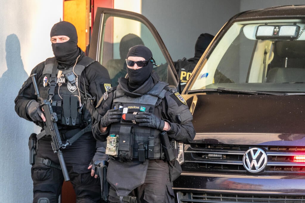 Na snímke predvedenie policajných funkcionárov na Špecializovanom trestnom súde v Pezinku, ktorí boli zadržaní počas akcie Očistec. 