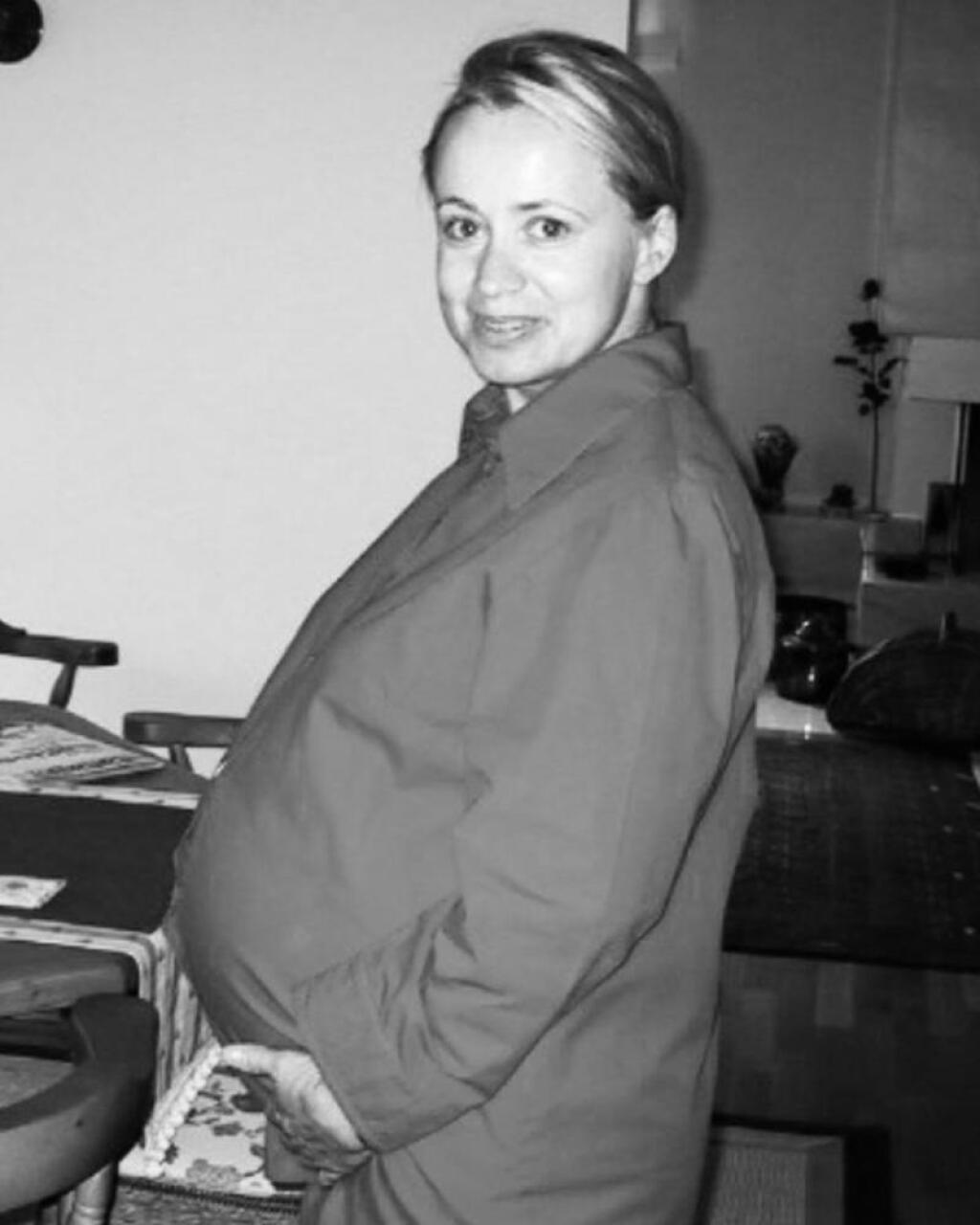 Posledné dni pred pôrodom z roku 2001. Moje tretie tehotenstvo a tretie dieťa 👶🏻 Opäť dcéra. Dcéra číslo II 🧒👧🏻. Vytúžené dieťa jednej šťastnej mamičky v pokročilom veku.