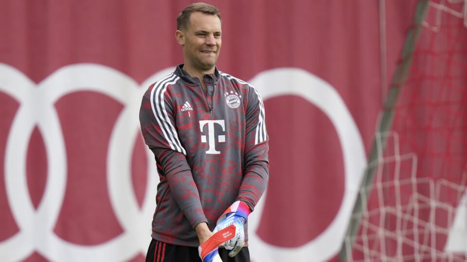 PK 25 archív Mníchov - Na archívnej snímke z 3. októbra 2022 brankár Bayernu Mníchov Manuel Neuer si upravuje brankárske rukavice počas tréningu pred zápasom C-skupiny Ligy majstrov vo futbale Bayern Mníchov - Viktoria Plzeň v Mníchove. Bayern Mníchov sa v zápase 10. kola nemeckej Bundesligy s Freiburgom (16. októbra) musí zaobísť bez brankára Manuela Neuera. Kapitán Bavorov absentoval aj v stredajšom zápase svojho tímu na ihrisku Plzne v Lige majstrov (2:4). FOTO TASR/AP
Bayern's goalkeeper Ma