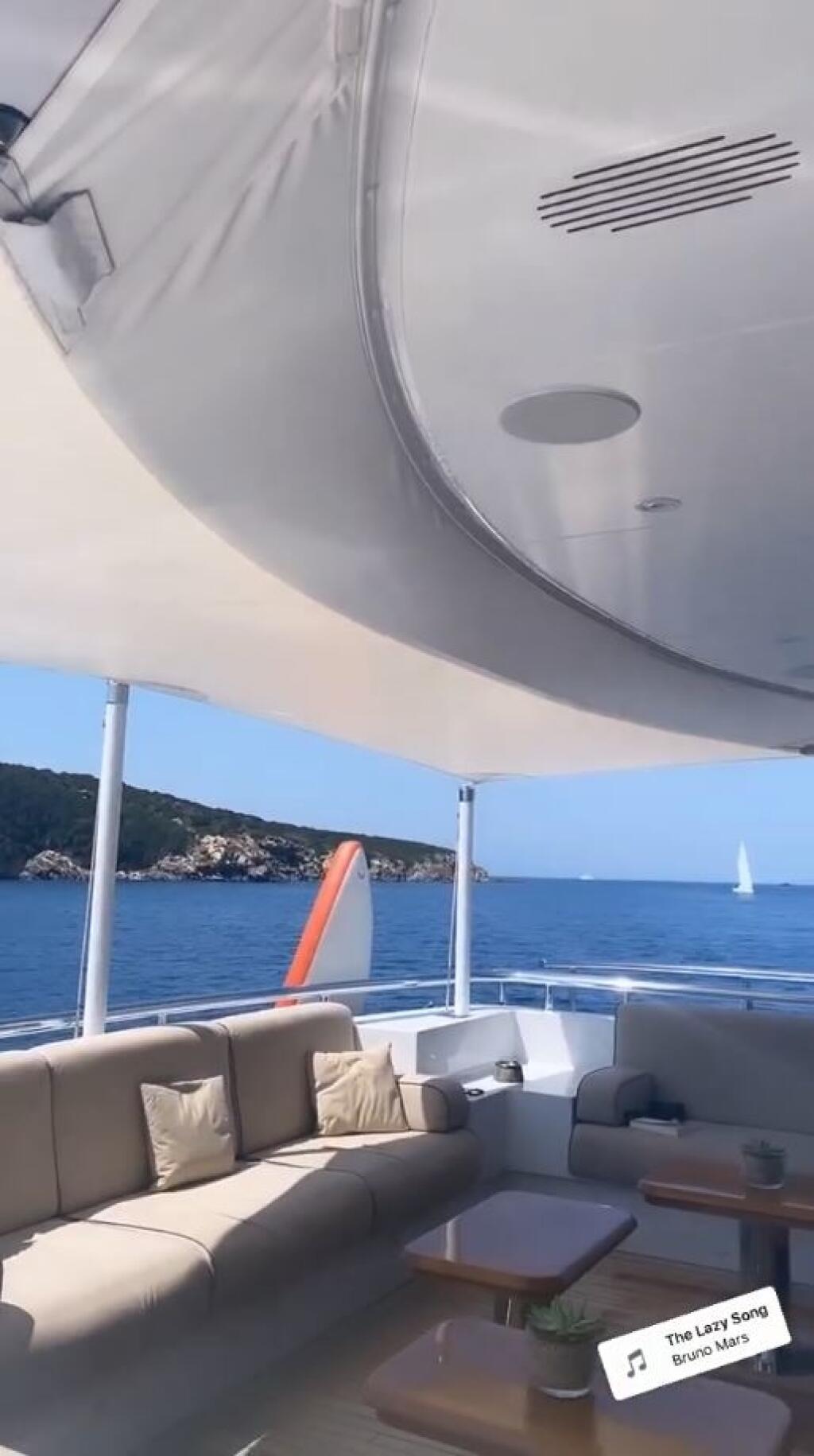 Okrem toho, že na zaľúbencov číhali pozorní paparazzi fotografi, sa Svitolinová s Monfilsom pochválili sami zaujímavými detailami. Tenisový párik si užíval na luxusnej jachte.