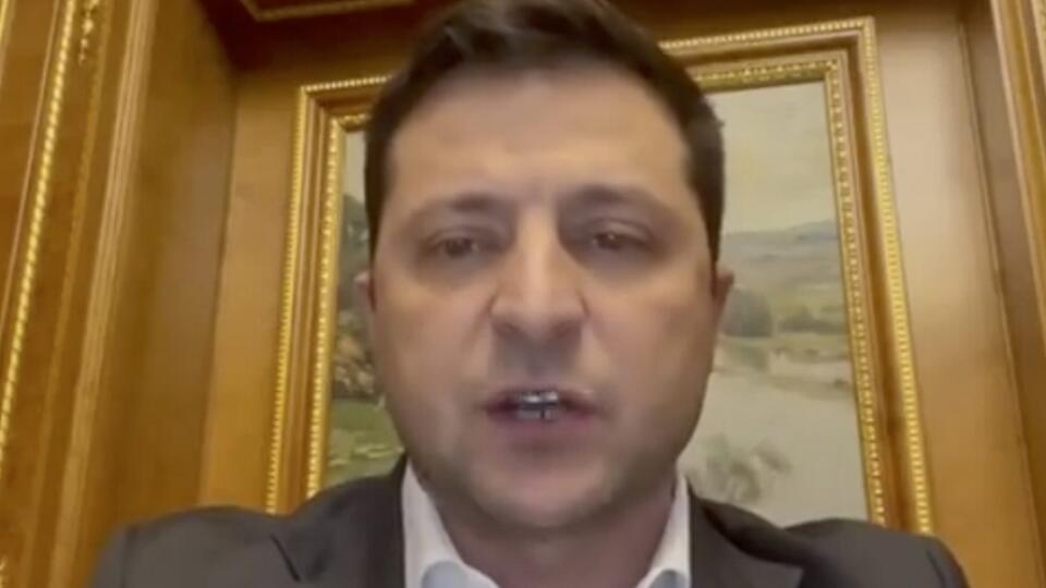 Na videozázname, ktorý zverejnila ukrajinská prezidentská kancelária, ukrajinský prezident Volodymyr Zelenskyj počas prejavu k národu vo štvrtok 24. februára 2022. Ukrajinský parlament schválil v stredu v súvislosti s hrozbou útoku zo strany Ruska celoštátny výnimočný stav.  Ruský prezident Vladimir Putin vo štvrtok oznámil, že rozhodol o uskutočnení špeciálnej vojenskej operácie vo východnej časti Ukrajiny. FOTO TASR/AP

In this handout photo taken from video provided by the Ukrain