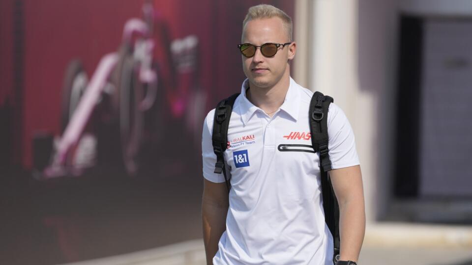 PK 9 archív Losail - Na archívnej snímke z 18. novembra 2021 ruský pilot formuly 1 Nikita Mazepin z amerického tímu Haas prichádza na okruh Losail International Circuit pred Veľkou cenou Kataru v Losail. Haas rozviazal v sobotu 5. marca 2022 s okamžitou platnosťou zmluvu s ruským pilotom Nikitom Mazepinom. Dôvodom je ruská vojenská invázia na Ukrajinu. Haas tiež ukončil sponzorský kontrakt s ruským hlavným sponzorom spoločnosťou Uralkali. FOTO TASR/AP
FILE - Haas driver Nikita Mazepin of Russia