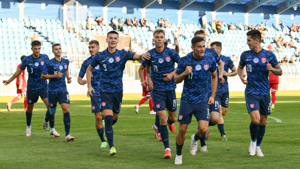 Na snímke radosť hráčov Slovenska po úvodnom góle v zápase kvalifikácie C-skupiny na ME do 21 rokov vo futbale Slovensko - Litva.