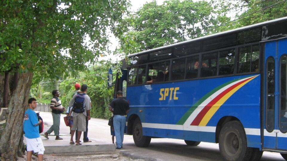 Pri zrážke autobusu s kamiónom sa v Juhoafrickej republike zranilo vyše sto detí. (ilustračná foto)