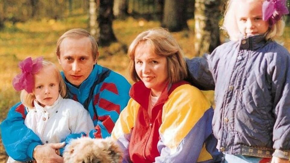 Putin sa vždy prezentoval ako milujúci otec a manžel. Pravda je však úplne iná. Putin má dve dcéry, Yekaterina Putina a Mariya Putina, ktoré sa narodili v Drážďanoch v Nemecku. Ich život je zahalený rúškom tajomstva. Neexistujú takmer žiadne rodinné fotografie.