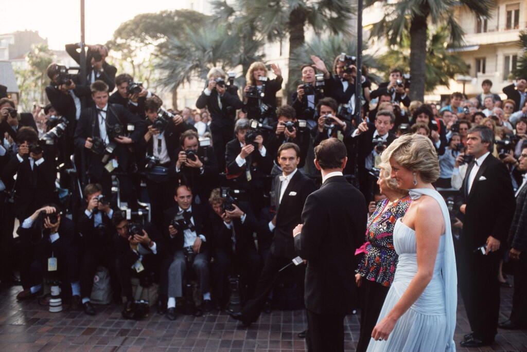 V roku 1987 zavítala do Cannes na filmový festival aj princezná Diana († 36), ktorá by nedávno oslávila svoje 60. narodeniny. Pred tým, než si dala Diana svoje krásne šaty na slávnostnú večeru, pricestovala na festival v bielom sáčku a modrej, vzorovanej sukni, taktiež z kolekcie Catherine Walker.