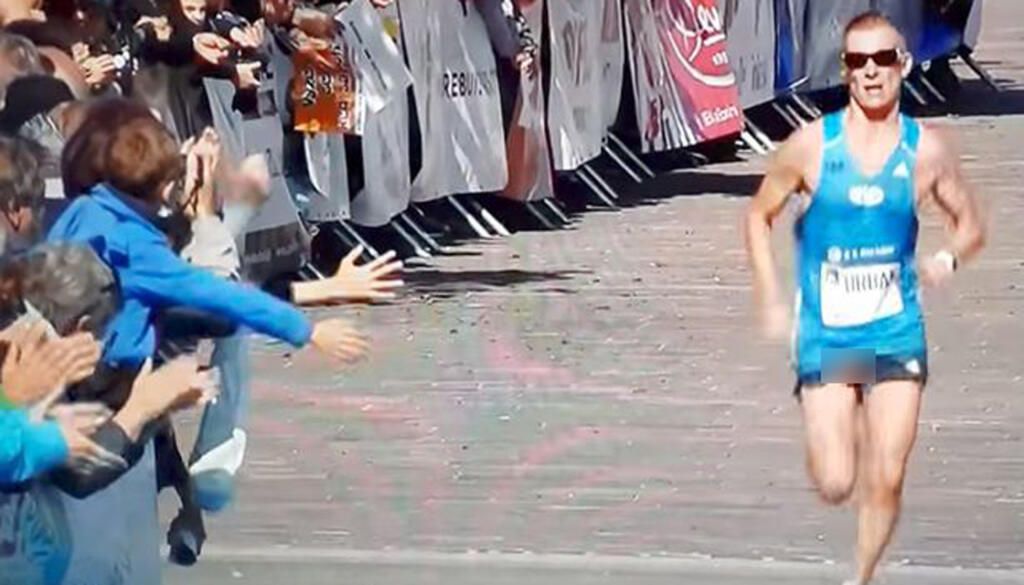 Aj nehoda slovenského atléta Jozefa Urbana obletela svet. Počas Medzinárodného maratónu mieru sa mu roztrhla sieťka v kraťasoch, ktorá mala držať jeho chúlostivé partie pokope. Výsledok? Posledné metre pretekov dobiehal do cieľa s odkrytým penisom.