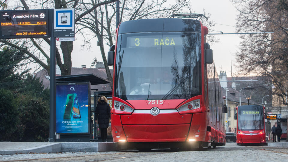 Dopravný podnik Bratislava (DPB) úspešne ukončil rekonštrukciu električkovej trate a jej okolia na Americkom námestí, kam sa v nedeľu 13. decembra 2020 vrátili električky. Na snímke zastávka električky po ukončení rekonštrukcie električkovej trate a jej okolia na Americkom námestí 14. decembra 2020 v Bratislave. FOTO TASR - Martin Baumann