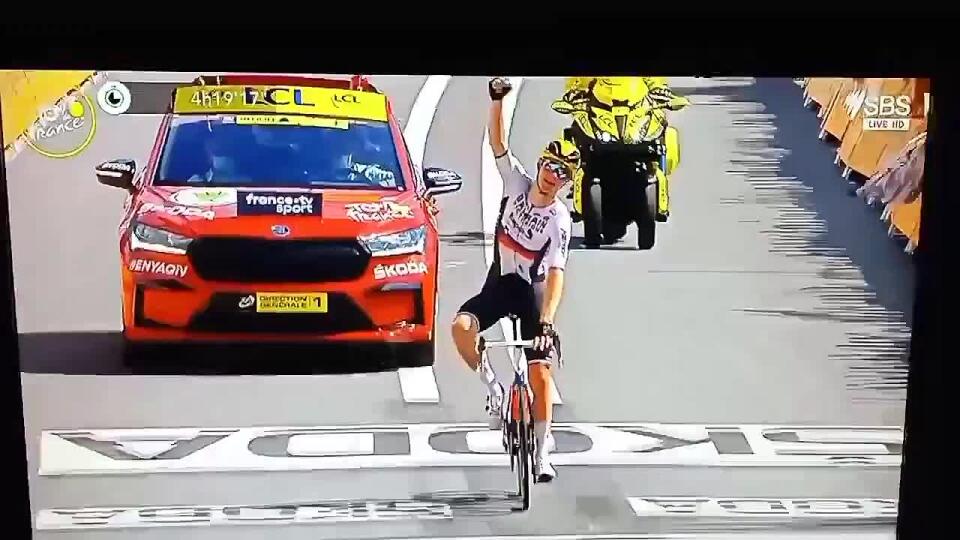 Cyklistov na Tour prepadla razia: Slovinec Mohorič po triumfe urobil veľavravné gesto