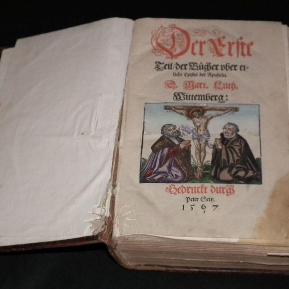 Stredoveká literatúra bola ovplyvnená Bibliou a heslom: Modli sa a pracuj. Ilustračné foto