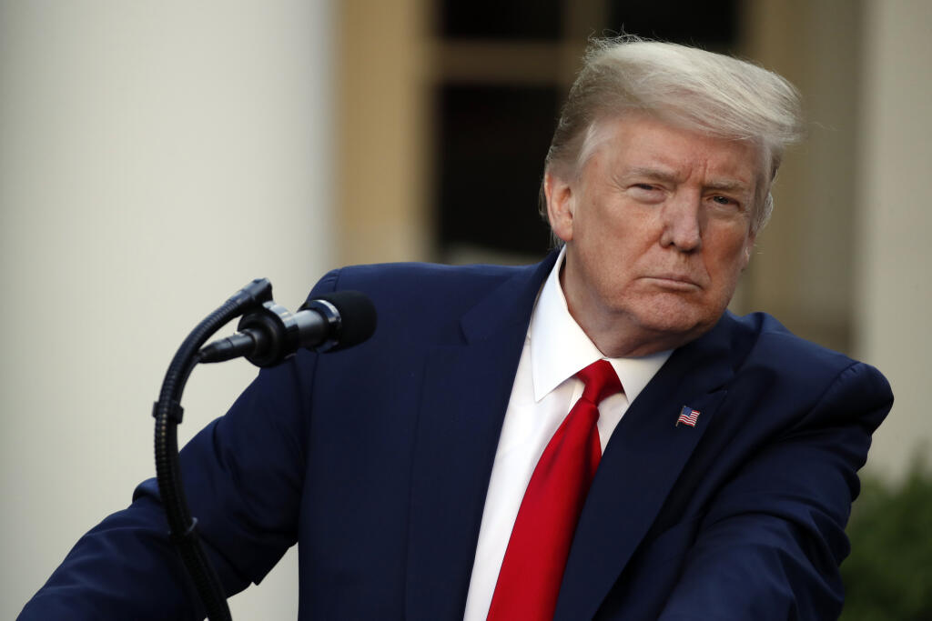 WA 8 Washington - Americký prezident Donald Trump počúva otázku novinára ohľadne koronavírusovej pandémie v Ružovej záhrade Bieleho domu vo Washingtone 27. apríla 2020. FOTO TASR/AP

President Donald Trump listens to a question as he speaks about the coronavirus in the Rose Garden of the White House, Monday, April 27, 2020, in Washington. (AP Photo/Alex Brandon)