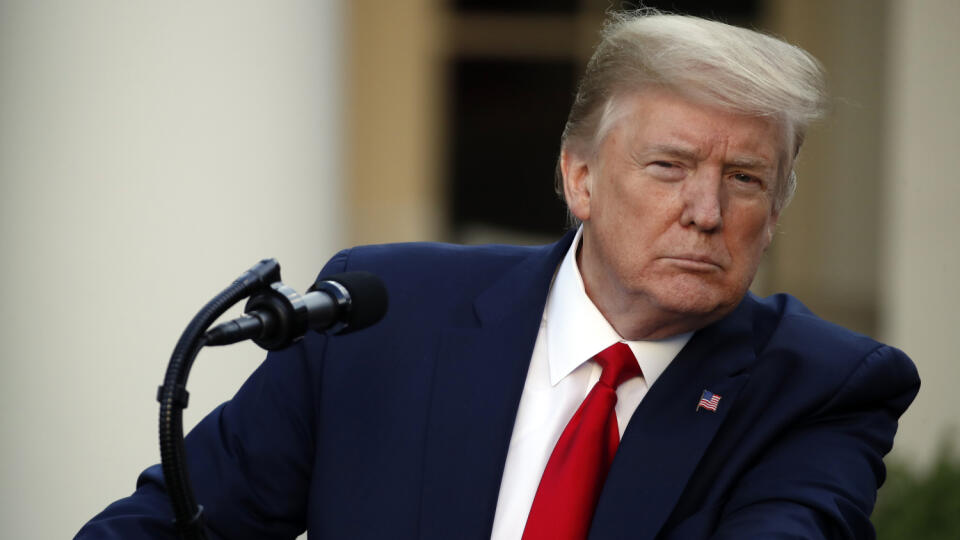 WA 8 Washington - Americký prezident Donald Trump počúva otázku novinára ohľadne koronavírusovej pandémie v Ružovej záhrade Bieleho domu vo Washingtone 27. apríla 2020. FOTO TASR/AP
President Donald Trump listens to a question as he speaks about the coronavirus in the Rose Garden of the White House, Monday, April 27, 2020, in Washington. (AP Photo/Alex Brandon)