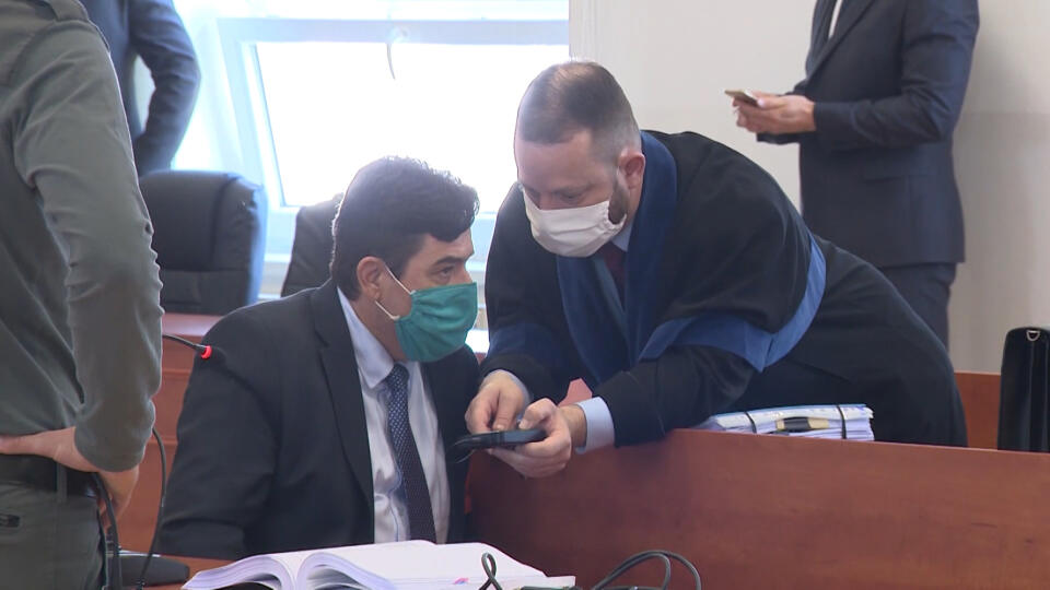 Porada obžalovaného Mariana Kočnera so svojom právnikom Marekom Parom.
