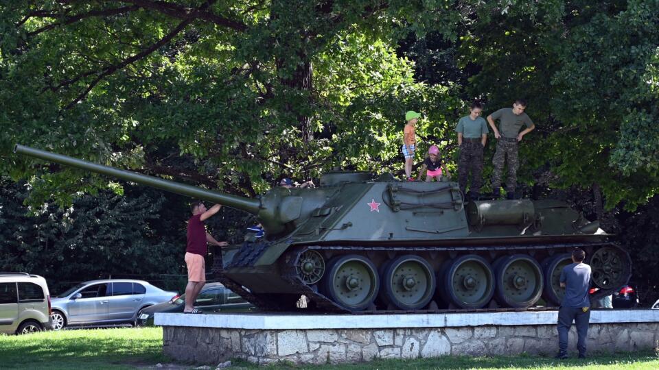 Na snímke návštevníci si obzerajú sovietsky tank   2. svetovej vojny počas 6. ročníka akcie Po stopách dargovských bojov pri Pamätníku víťazstva na Dargovskom priesmyku 28. augusta 2020. FOTO TASR - Roman Hanc