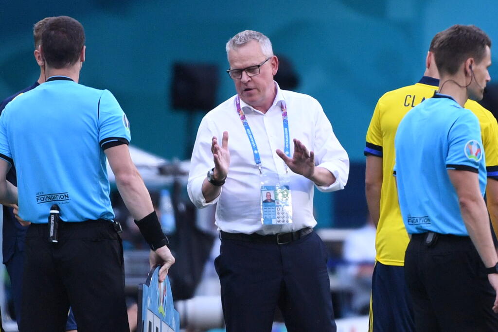Na snímke tréner švédskej futbalovej reprezentácie Janne Andersson (uprostred) počas zápasu E-skupiny na majstrovstvách Európy vo futbale Švédsko - Slovensko 18. júna 2021 v Petrohrade. FOTO TASR - Martin Baumann