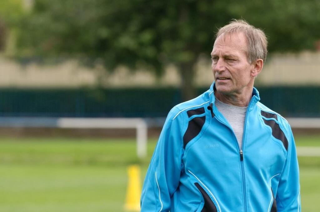 Legendárny futbalista a tréner Ladislav Jurkemik vidí zlú hernú vyťaženosť našich reprezentantov v zlom výbere klubov.